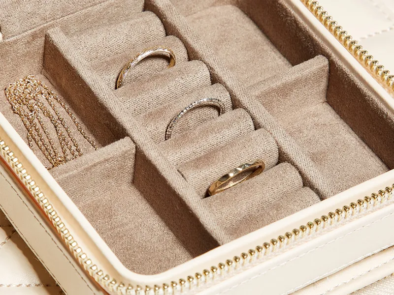 Cream WOLF Caroline case with rings and gold necklace